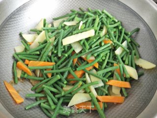 Stir-fried Potato Chips with Beans recipe