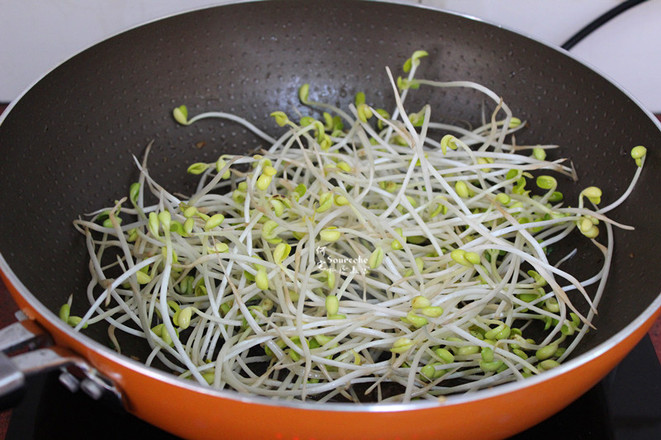 Stir-fried Macaroni with Bean Sprouts recipe