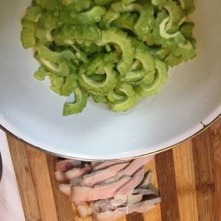 Stir-fried Bitter Gourd with Sliced Pork recipe