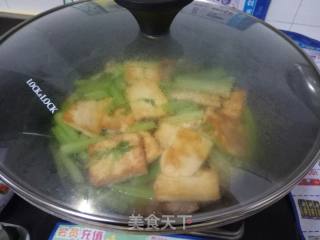 Fried Hakka Tofu with Celery and Pork Slices recipe