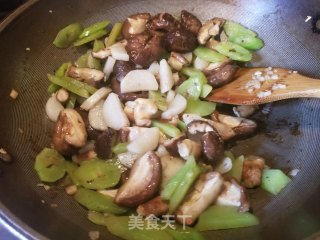 Fried Mushrooms with Yam Lettuce recipe