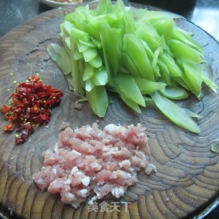 Lettuce Slices with Dried Chilli Minced Meat recipe