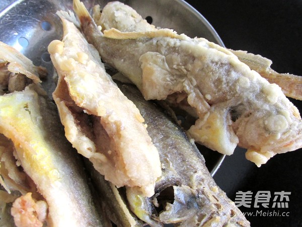 Fried Small Yellow Croaker recipe