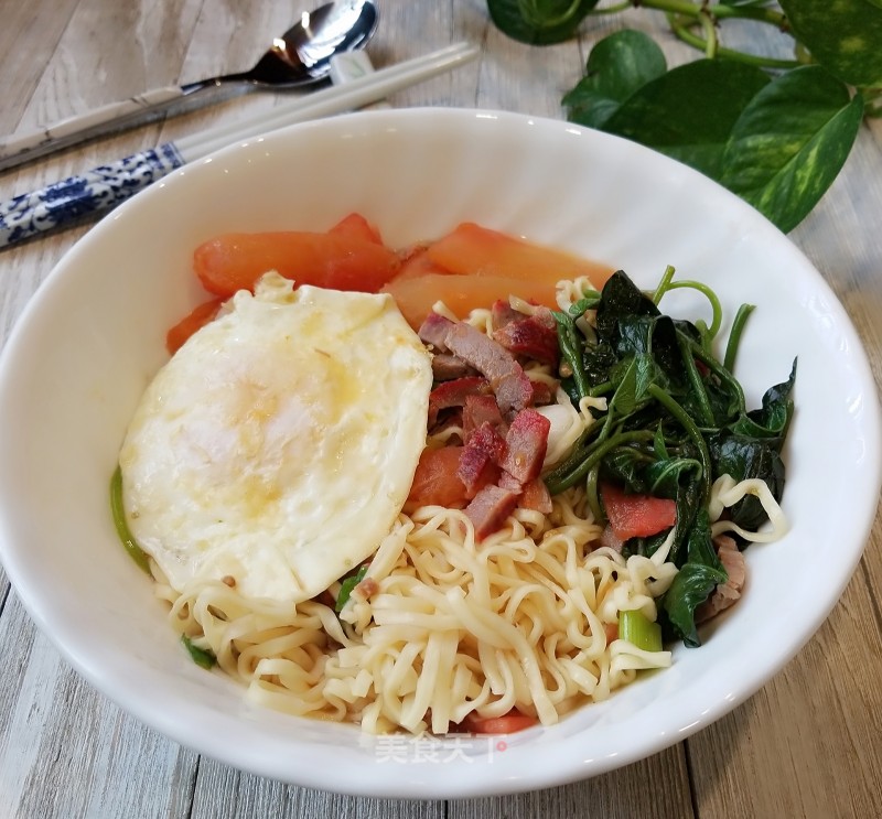 Barbecued Pork Egg Noodles with Tomato recipe