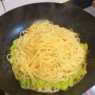 [guangdong] Pan-fried Salmon with Guacamole Pasta recipe