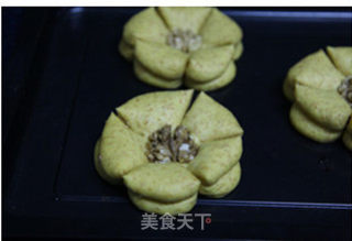 Bran Walnut Flower Bun recipe