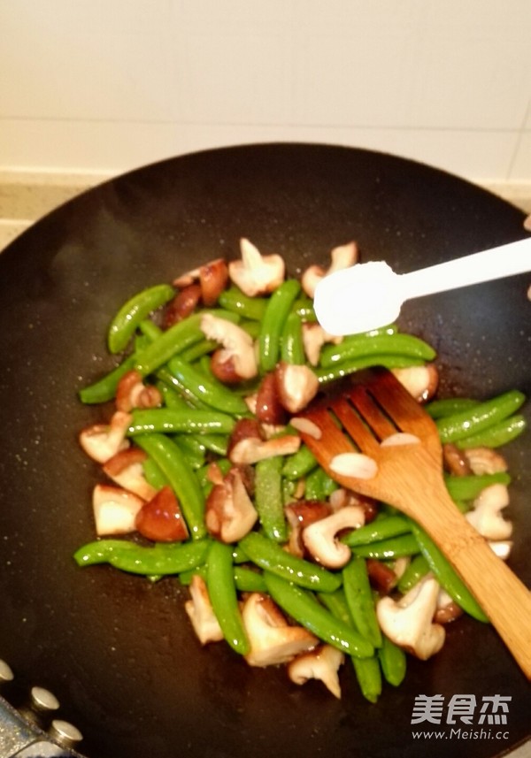 Stir-fried Sweet Beans with Shiitake Mushrooms recipe