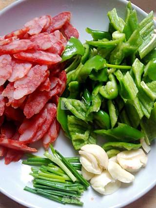 Stir-fried Sausage with Green Peppers recipe