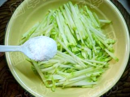 Shredded Pork with Fresh Mustard and Fungus recipe