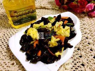 Scrambled Eggs with Fungus recipe