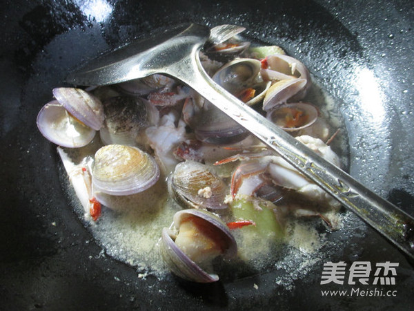 Round Clams Boiled Crab recipe