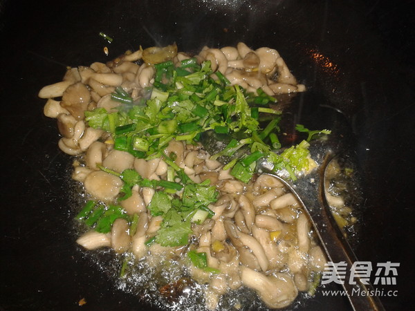 Stir-fried Xiuzhen Mushroom with Pickled Peppers recipe