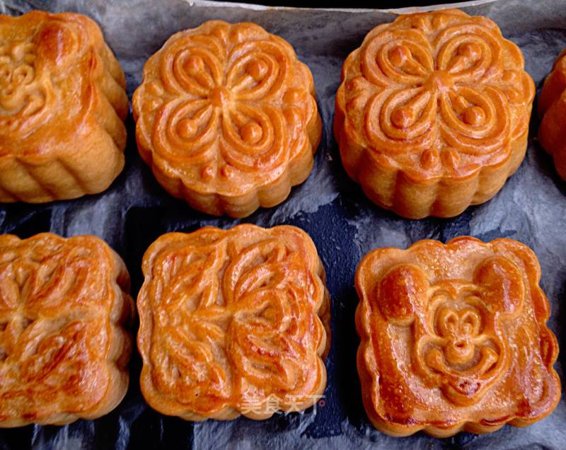 #新良第一节婚纱大赛# Mooncakes with Lotus Seed Paste and Egg Yolk recipe