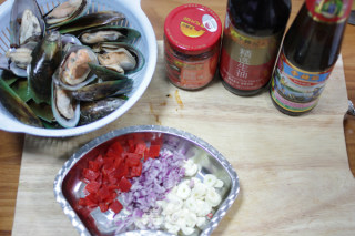 Mussels with Spicy Oyster Sauce recipe