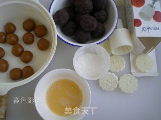 Cantonese Egg Yolk Mooncake recipe