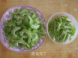 Spicy Stir-fried Bitter Gourd recipe