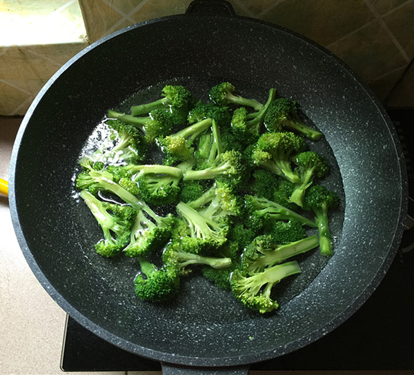 Fried Broccoli with Black Fungus recipe