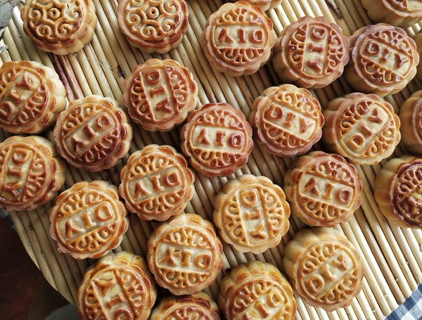 Mooncake with Lotus Seed Paste and Egg Yolk recipe