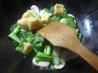 Stir-fried Cabbage Cores with Tofu and Mushrooms in Oil recipe