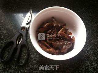 Daylily and Fungus Salty Bone Soup recipe