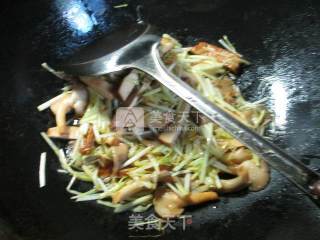 Stir-fried Xiuzhen Mushrooms with Leek Sprouts recipe