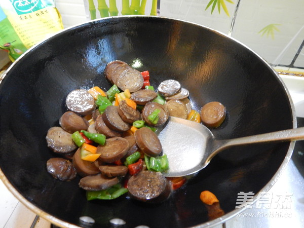 Stir-fried Vegetable Intestines with Green Peppers recipe