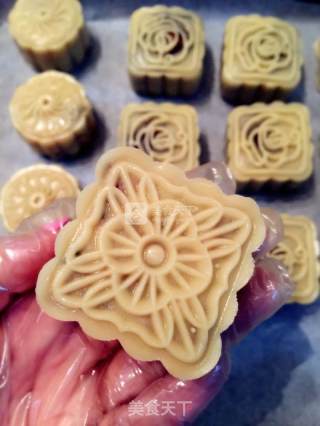 #新良第一届烤培大赛#cantonese Style·egg Yolk Bean Paste Mooncake recipe