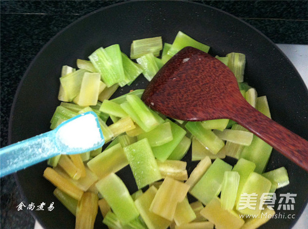 Stir-fried Beef with Wine and Lettuce recipe