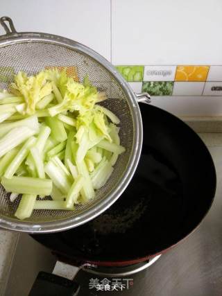 Stir-fried Shrimps with Diced Celery recipe