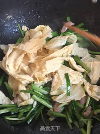 Stir-fried Soybean Skin with Leek recipe