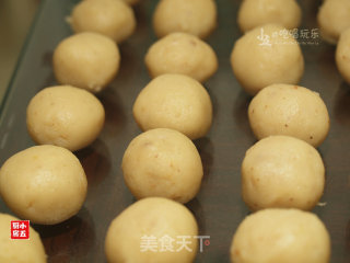 Cantonese-style Lotus Seed Paste Moon Cake recipe