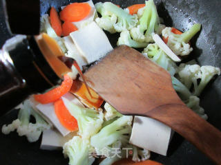 Carrots and Cauliflower Stir-fried Thousand Page Tofu recipe