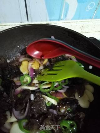 Stir-fried Barbecued Pork with Pepper, Fungus and Mountain Pill recipe