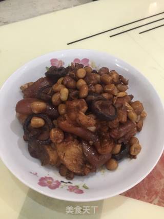 Braised Pork Knuckles with Mushrooms and Peanuts recipe