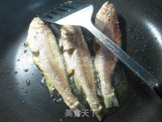 Boiled Yellow Croaker with Sauerkraut recipe