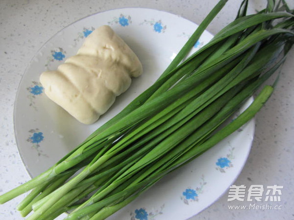 Stir-fried Vegetarian Chicken with Leek recipe