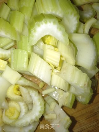 Tofu Skin Mixed with Celery Fungus recipe