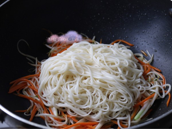 Fried Noodles with Shredded Beef recipe