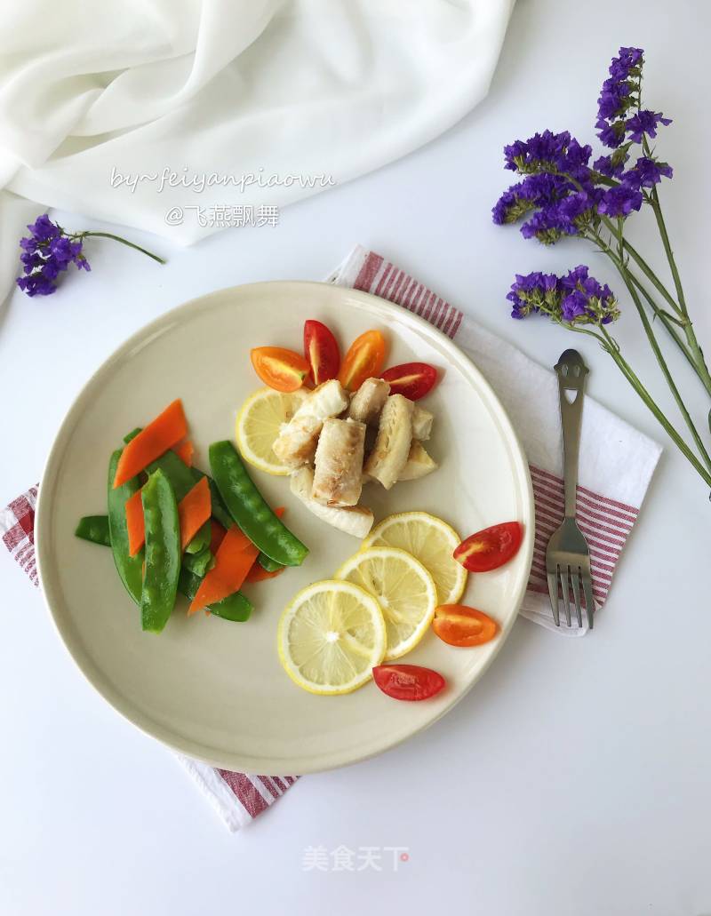 Pan-fried Lemon Cod with Vegetable and Fruit Salad