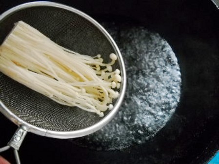 Stewed Tofu with Enoki Mushroom recipe