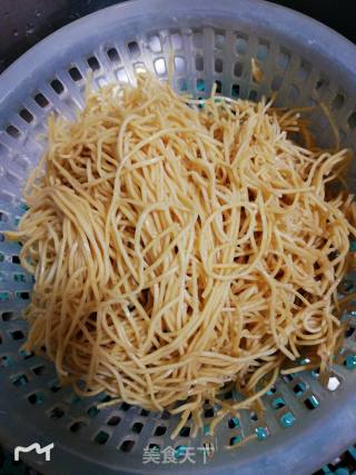 Fried Noodles with Beef and Egg in Oyster Sauce recipe