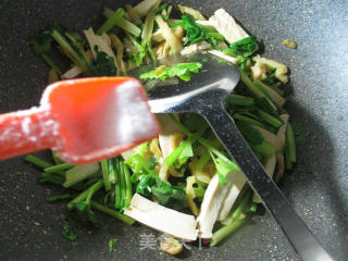 Stir-fried Small Vegetarian Chicken with Mustard and Celery recipe