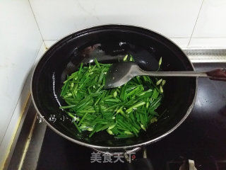 Scrambled Eggs with Chive Stalks recipe