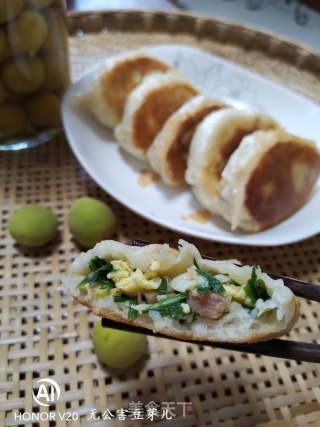 Chives, Eggs and Shrimp Skin Fried Buns recipe