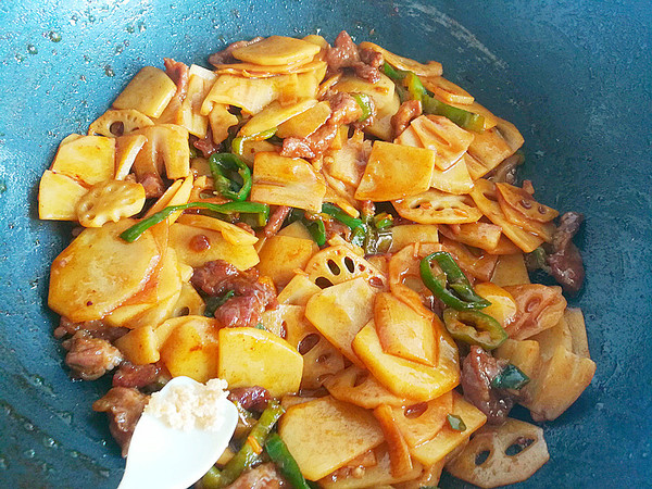 Fried Lotus Root Slices with Beef and Potatoes recipe