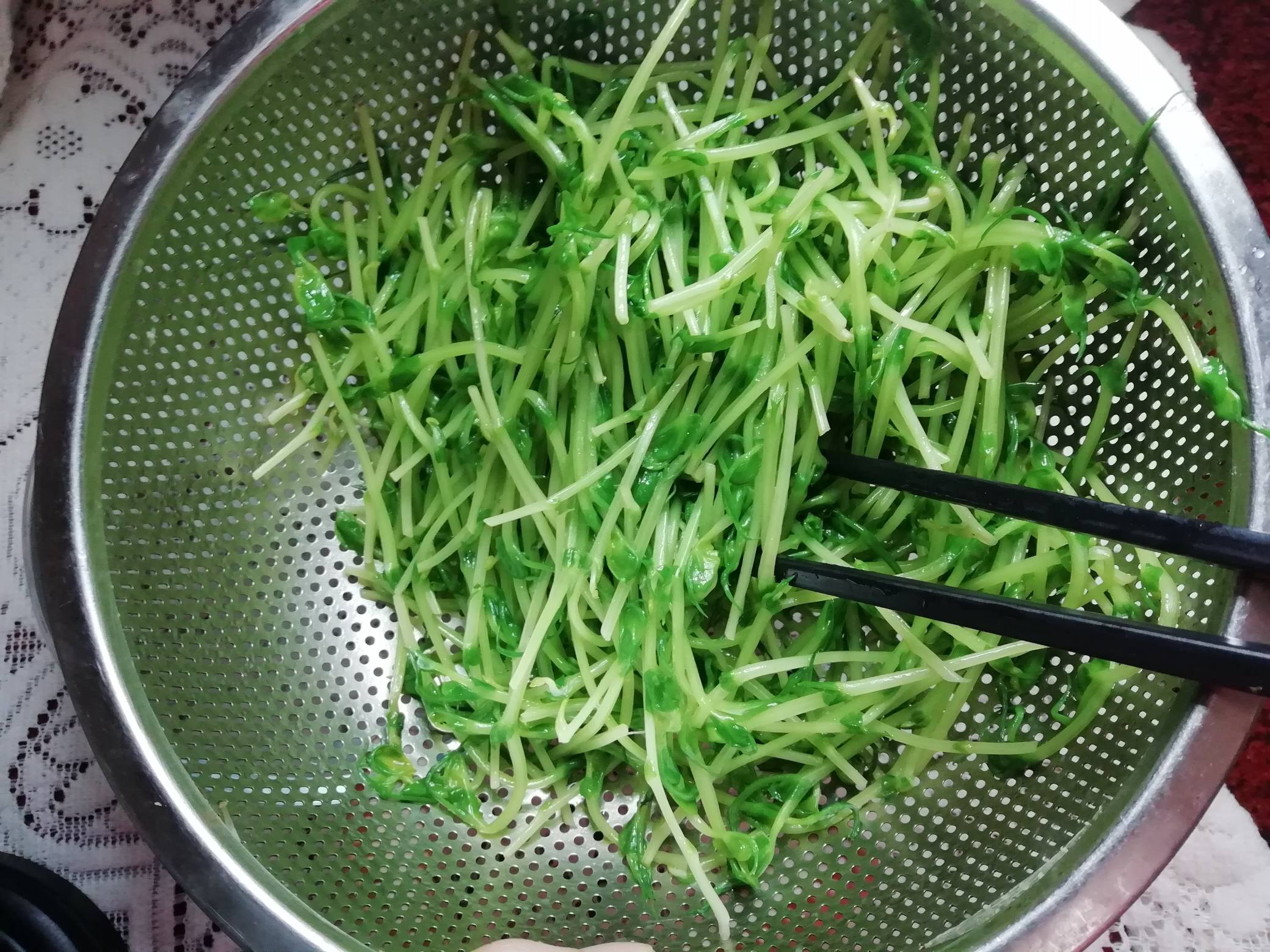 Pea Sprouts Mixed with Egg Shreds recipe