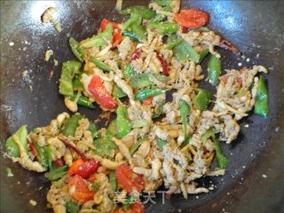 Stir-fried Green Pepper Sauce with Xiangdou Dan recipe