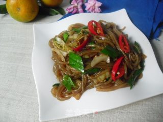 Stir-fried Vetch Noodles with Sour Cabbage recipe