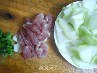 Summer Vegetables are The Most Detoxifying---stir-fried Sliced Pork with Gourd recipe