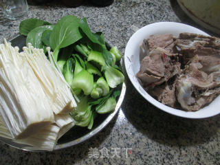 Green Vegetable and Enoki Mushroom Meat and Bone Soup recipe